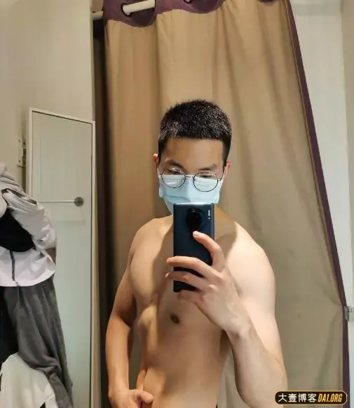 不爱露脸的肌肉帅哥,是因为害羞吗?不过腿毛足够有吸引力 不爱露脸的肌肉帅哥,是因为害羞吗?不过腿毛足够有吸引力