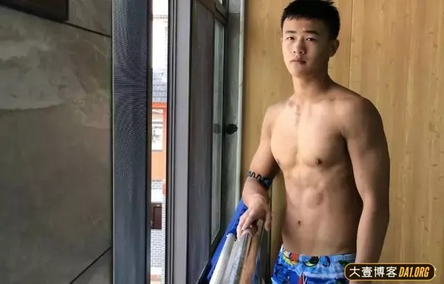 迷彩腹肌帅小伙:精神头儿旺盛,正能量爆棚! 迷彩腹肌帅小伙:精神头儿旺盛,正能量爆棚!