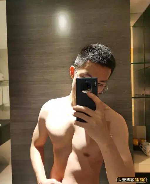 不爱露脸的肌肉帅哥,是因为害羞吗?不过腿毛足够有吸引力 不爱露脸的肌肉帅哥,是因为害羞吗?不过腿毛足够有吸引力