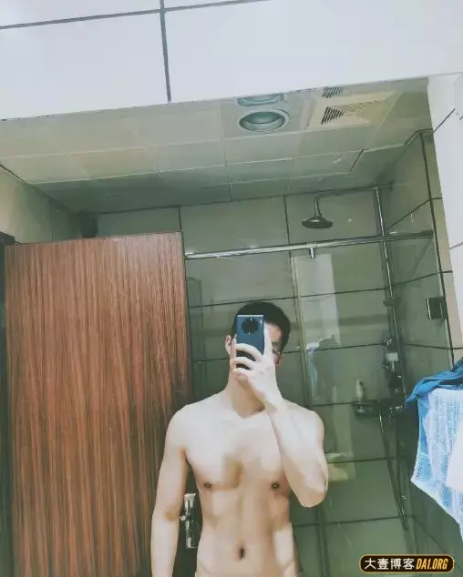 不爱露脸的肌肉帅哥,是因为害羞吗?不过腿毛足够有吸引力 不爱露脸的肌肉帅哥,是因为害羞吗?不过腿毛足够有吸引力