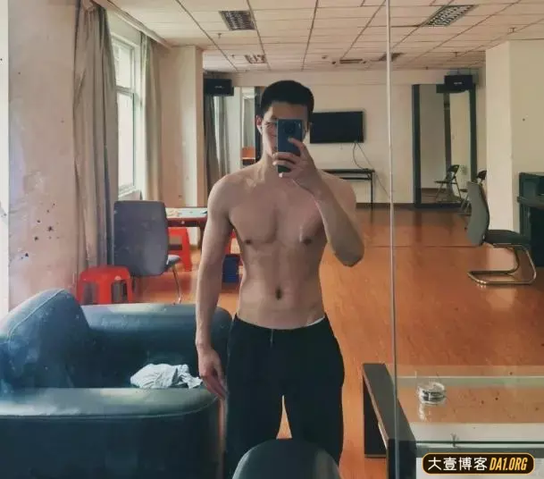 不爱露脸的肌肉帅哥,是因为害羞吗?不过腿毛足够有吸引力 不爱露脸的肌肉帅哥,是因为害羞吗?不过腿毛足够有吸引力