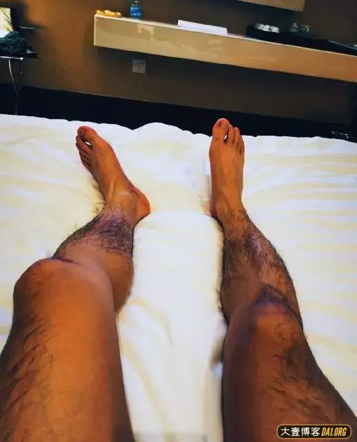 不爱露脸的肌肉帅哥,是因为害羞吗?不过腿毛足够有吸引力 不爱露脸的肌肉帅哥,是因为害羞吗?不过腿毛足够有吸引力