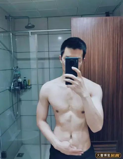 不爱露脸的肌肉帅哥,是因为害羞吗?不过腿毛足够有吸引力 不爱露脸的肌肉帅哥,是因为害羞吗?不过腿毛足够有吸引力