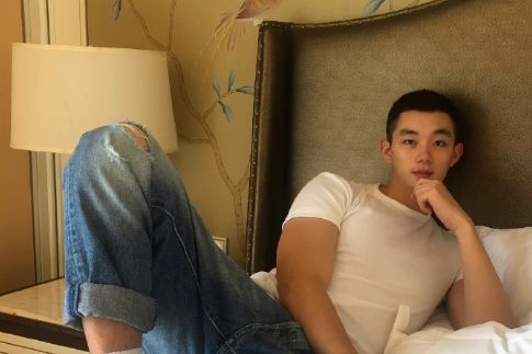 可爱的小胡子肌肉帅哥。有一种呆萌的气质，是你喜欢的类型吗？-大壹博客