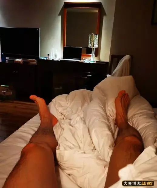 不爱露脸的肌肉帅哥,是因为害羞吗?不过腿毛足够有吸引力 不爱露脸的肌肉帅哥,是因为害羞吗?不过腿毛足够有吸引力