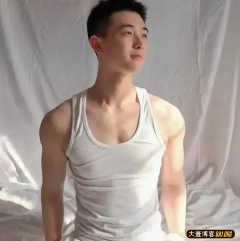 长相秀气的白嫩小鲜肉,清新奶萌的模样很能激起你的保护欲! 长相秀气的白嫩小鲜肉,清新奶萌的模样很能激起你的保护欲!