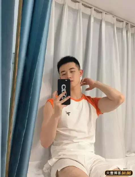 长相秀气的白嫩小鲜肉,清新奶萌的模样很能激起你的保护欲! 长相秀气的白嫩小鲜肉,清新奶萌的模样很能激起你的保护欲!