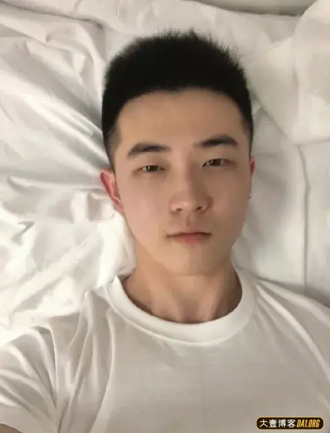 长相秀气的白嫩小鲜肉,清新奶萌的模样很能激起你的保护欲! 长相秀气的白嫩小鲜肉,清新奶萌的模样很能激起你的保护欲!