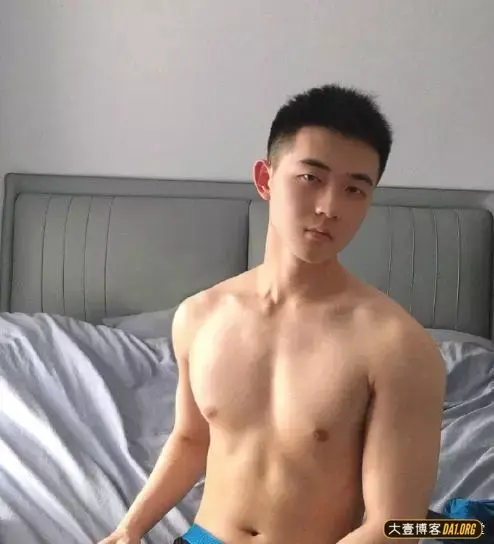 长相秀气的白嫩小鲜肉,清新奶萌的模样很能激起你的保护欲! 长相秀气的白嫩小鲜肉,清新奶萌的模样很能激起你的保护欲!