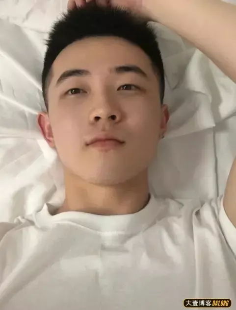 长相秀气的白嫩小鲜肉,清新奶萌的模样很能激起你的保护欲! 长相秀气的白嫩小鲜肉,清新奶萌的模样很能激起你的保护欲!