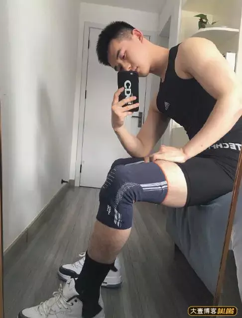 长相秀气的白嫩小鲜肉,清新奶萌的模样很能激起你的保护欲! 长相秀气的白嫩小鲜肉,清新奶萌的模样很能激起你的保护欲!