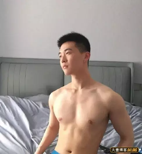 长相秀气的白嫩小鲜肉,清新奶萌的模样很能激起你的保护欲! 长相秀气的白嫩小鲜肉,清新奶萌的模样很能激起你的保护欲!