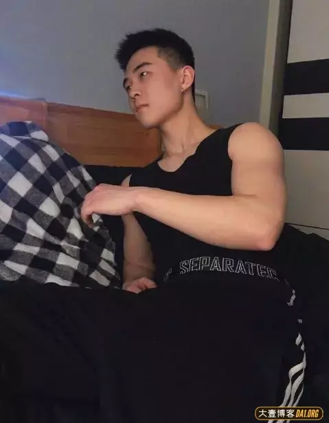 长相秀气的白嫩小鲜肉,清新奶萌的模样很能激起你的保护欲! 长相秀气的白嫩小鲜肉,清新奶萌的模样很能激起你的保护欲!