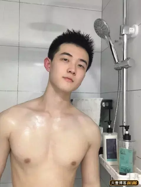 长相秀气的白嫩小鲜肉,清新奶萌的模样很能激起你的保护欲! 长相秀气的白嫩小鲜肉,清新奶萌的模样很能激起你的保护欲!