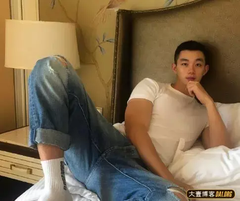 可爱的小胡子肌肉帅哥。有一种呆萌的气质，是你喜欢的类型吗？