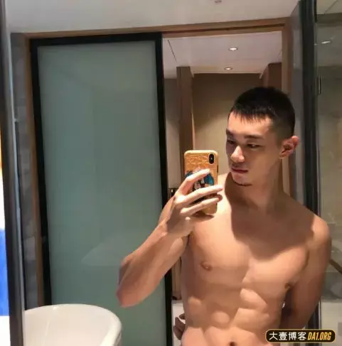可爱的小胡子肌肉帅哥。有一种呆萌的气质，是你喜欢的类型吗？
