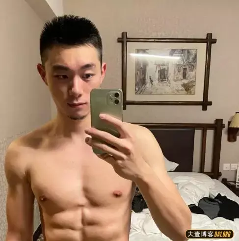 可爱的小胡子肌肉帅哥。有一种呆萌的气质，是你喜欢的类型吗？