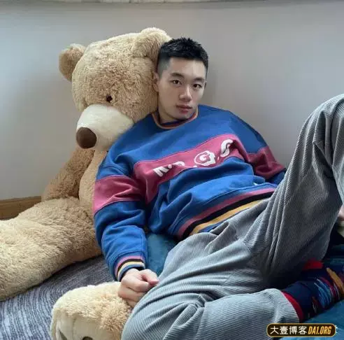 可爱的小胡子肌肉帅哥。有一种呆萌的气质，是你喜欢的类型吗？