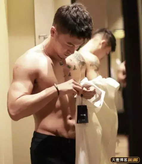 可爱的小胡子肌肉帅哥。有一种呆萌的气质，是你喜欢的类型吗？