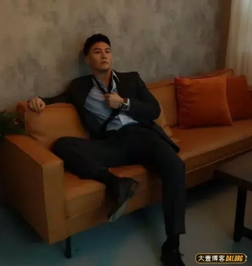 可爱的小胡子肌肉帅哥。有一种呆萌的气质，是你喜欢的类型吗？