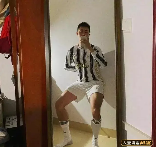 毛发旺盛有味道的足球小哥哥,原生态的青春模样很真实 毛发旺盛有味道的足球小哥哥,原生态的青春模样很真实