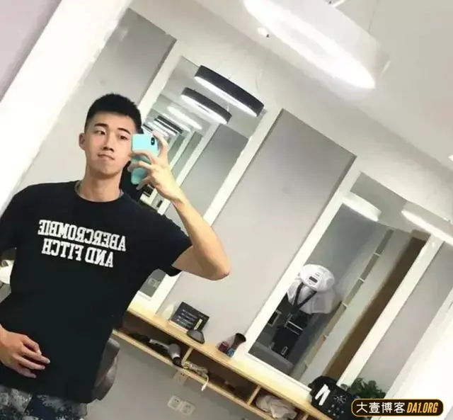 毛发旺盛有味道的足球小哥哥,原生态的青春模样很真实 毛发旺盛有味道的足球小哥哥,原生态的青春模样很真实
