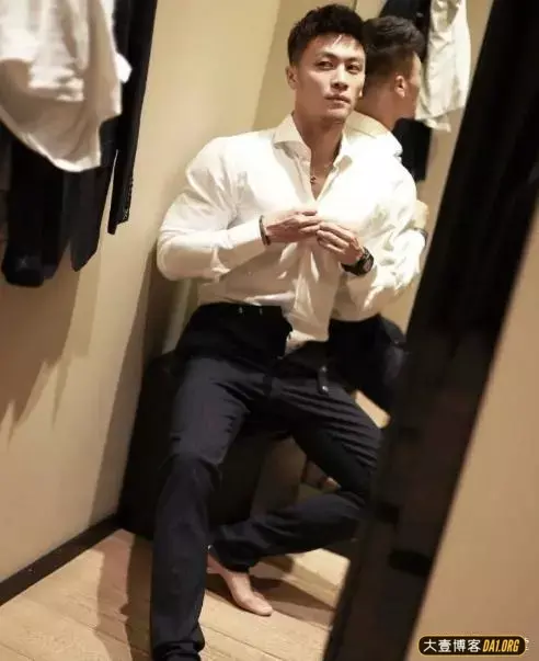 可爱的小胡子肌肉帅哥。有一种呆萌的气质，是你喜欢的类型吗？