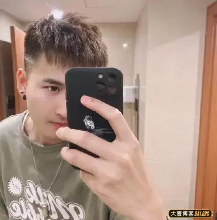 帅哥们说好了一起晒侧颜,怎么有的人暗戳戳晒锁骨、肌肉呢? 帅哥们说好了一起晒侧颜,怎么有的人暗戳戳晒锁骨、肌肉呢?