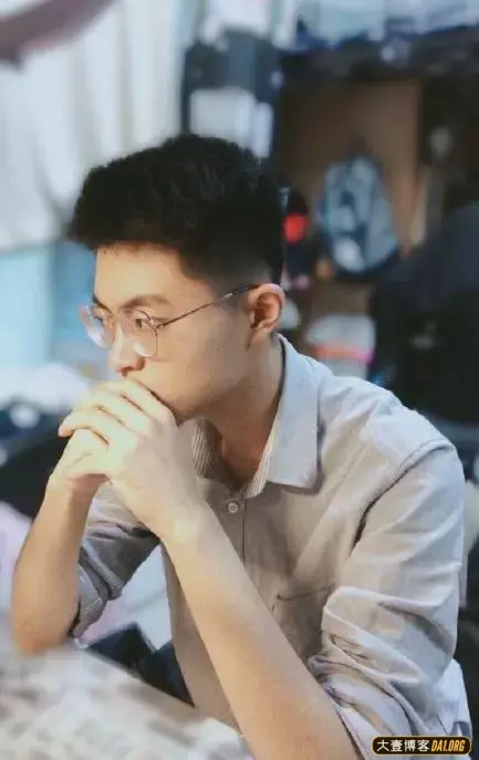 帅哥们说好了一起晒侧颜,怎么有的人暗戳戳晒锁骨、肌肉呢? 帅哥们说好了一起晒侧颜,怎么有的人暗戳戳晒锁骨、肌肉呢?