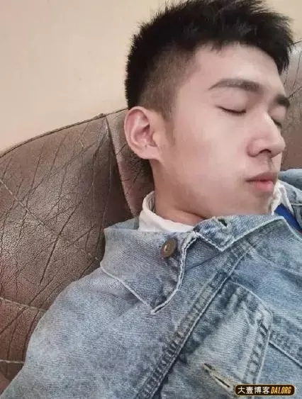 帅哥们说好了一起晒侧颜,怎么有的人暗戳戳晒锁骨、肌肉呢? 帅哥们说好了一起晒侧颜,怎么有的人暗戳戳晒锁骨、肌肉呢?
