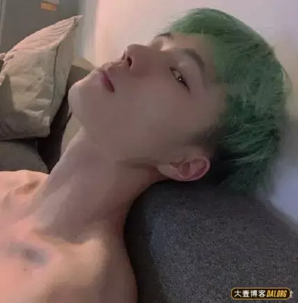 帅哥们说好了一起晒侧颜,怎么有的人暗戳戳晒锁骨、肌肉呢? 帅哥们说好了一起晒侧颜,怎么有的人暗戳戳晒锁骨、肌肉呢?