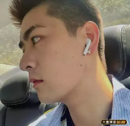 帅哥们说好了一起晒侧颜,怎么有的人暗戳戳晒锁骨、肌肉呢? 帅哥们说好了一起晒侧颜,怎么有的人暗戳戳晒锁骨、肌肉呢?