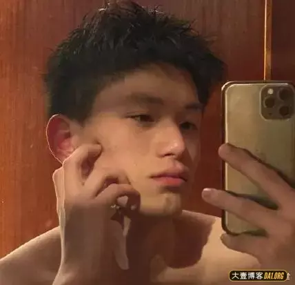 帅哥们说好了一起晒侧颜,怎么有的人暗戳戳晒锁骨、肌肉呢? 帅哥们说好了一起晒侧颜,怎么有的人暗戳戳晒锁骨、肌肉呢?