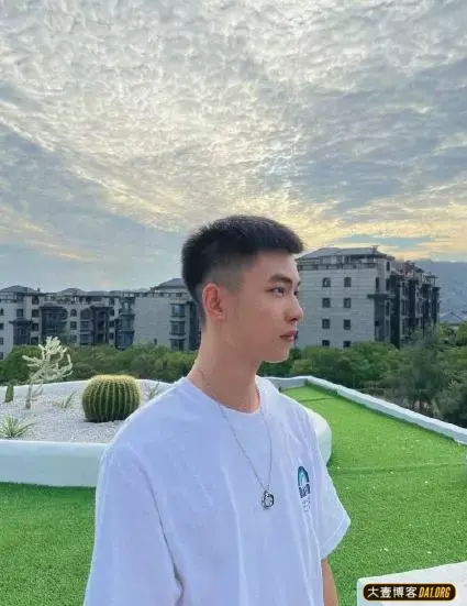 帅哥们说好了一起晒侧颜,怎么有的人暗戳戳晒锁骨、肌肉呢? 帅哥们说好了一起晒侧颜,怎么有的人暗戳戳晒锁骨、肌肉呢?