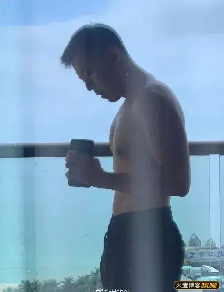 帅哥们说好了一起晒侧颜,怎么有的人暗戳戳晒锁骨、肌肉呢? 帅哥们说好了一起晒侧颜,怎么有的人暗戳戳晒锁骨、肌肉呢?