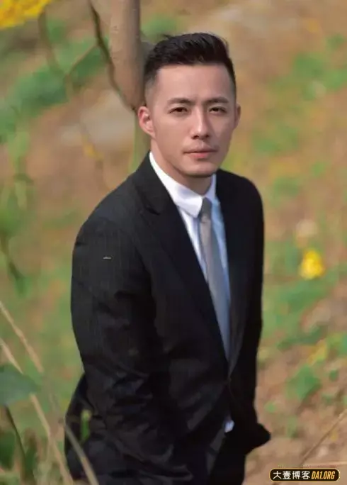 正装男神写真:浑身散发着成熟魅力,太优质了! 正装男神写真:浑身散发着成熟魅力,太优质了!