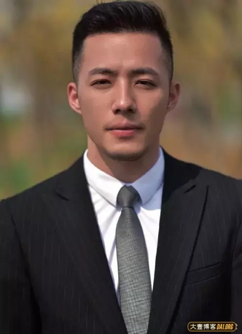 正装男神写真:浑身散发着成熟魅力,太优质了! 正装男神写真:浑身散发着成熟魅力,太优质了!