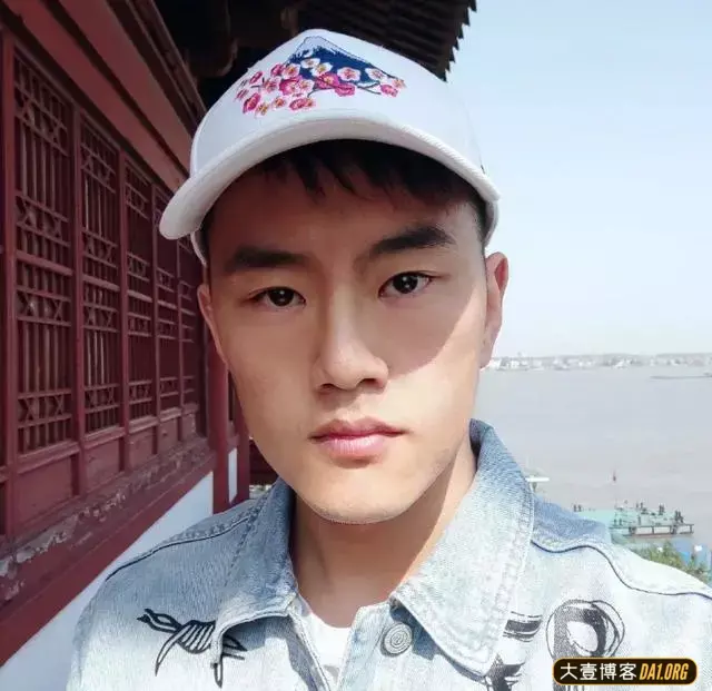 25岁武汉小哥近日走红,白白净净文艺男脱去上衣肌肉好有立体感! 25岁武汉小哥近日走红,白白净净文艺男脱去上衣肌肉好有立体感!