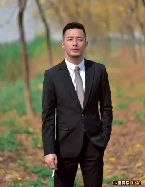 正装男神写真:浑身散发着成熟魅力,太优质了! 正装男神写真:浑身散发着成熟魅力,太优质了!
