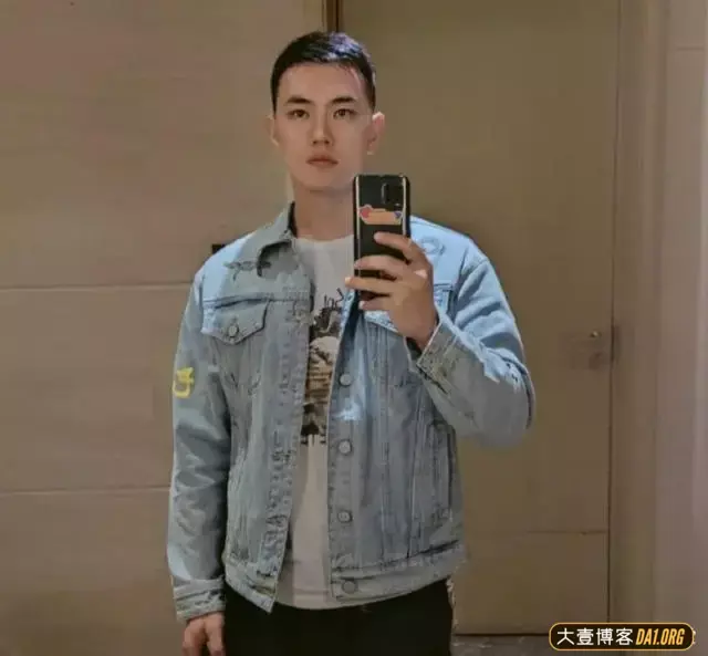 25岁武汉小哥近日走红,白白净净文艺男脱去上衣肌肉好有立体感! 25岁武汉小哥近日走红,白白净净文艺男脱去上衣肌肉好有立体感!