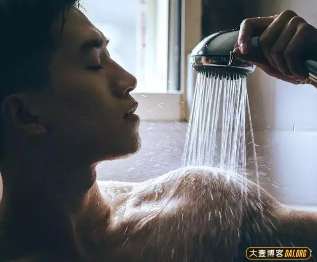弄湿后的天菜工程师男神,招架不住他那双满眼放电的小眼睛! 弄湿后的天菜工程师男神,招架不住他那双满眼放电的小眼睛!