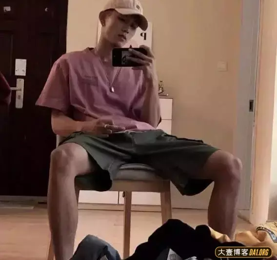 鲜嫩的00后腹肌高中生,绝对是让你心动的弟弟类型! 鲜嫩的00后腹肌高中生,绝对是让你心动的弟弟类型!
