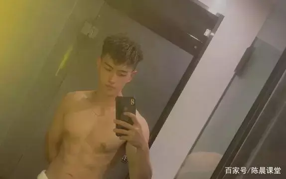 鲜嫩的00后腹肌高中生,绝对是让你心动的弟弟类型! 鲜嫩的00后腹肌高中生,绝对是让你心动的弟弟类型!