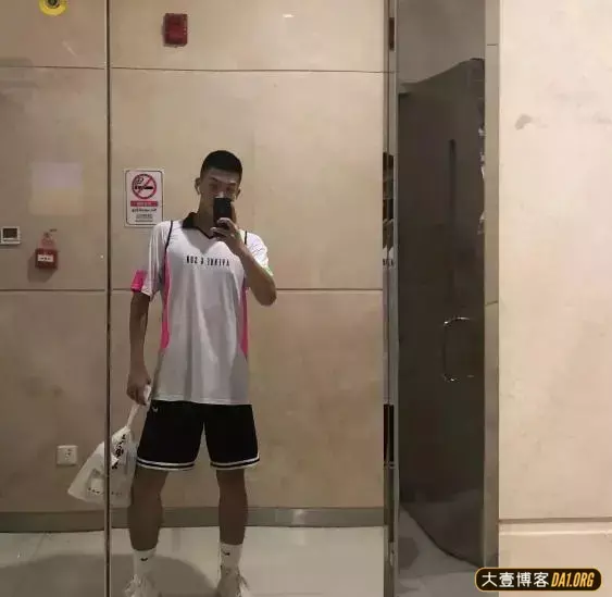 鲜嫩的00后腹肌高中生,绝对是让你心动的弟弟类型! 鲜嫩的00后腹肌高中生,绝对是让你心动的弟弟类型!