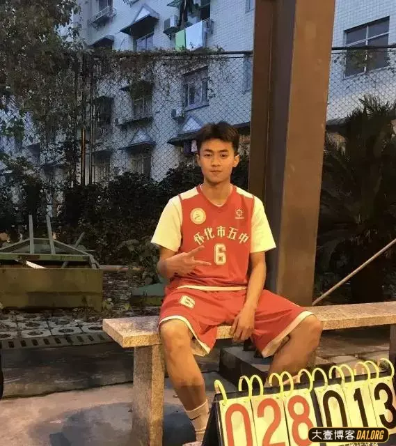 鲜嫩的00后腹肌高中生,绝对是让你心动的弟弟类型! 鲜嫩的00后腹肌高中生,绝对是让你心动的弟弟类型!
