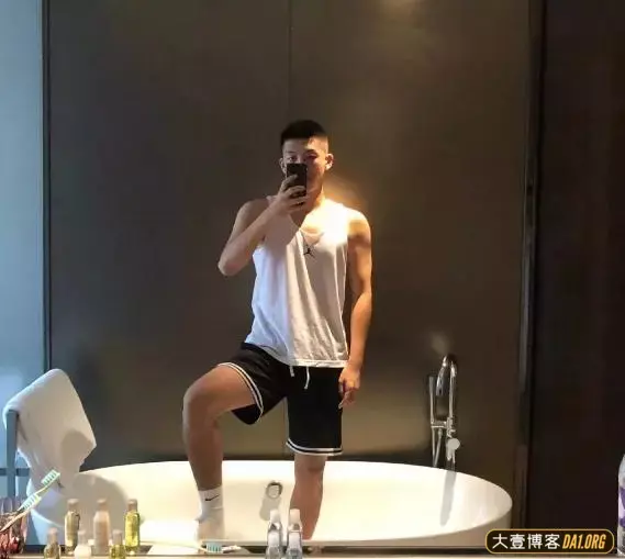 鲜嫩的00后腹肌高中生,绝对是让你心动的弟弟类型! 鲜嫩的00后腹肌高中生,绝对是让你心动的弟弟类型!