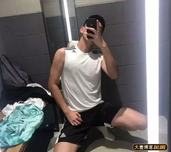 鲜嫩的00后腹肌高中生,绝对是让你心动的弟弟类型! 鲜嫩的00后腹肌高中生,绝对是让你心动的弟弟类型!
