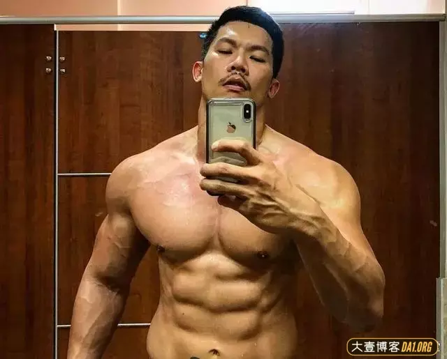 泰国最帅和尚私下里的精致生活:活脱脱就是居家性感小厨男! 泰国最帅和尚私下里的精致生活:活脱脱就是居家性感小厨男!