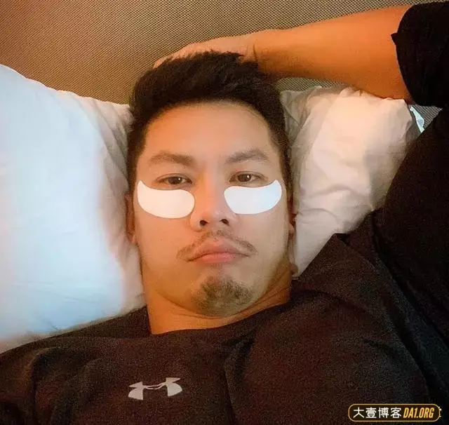 泰国最帅和尚私下里的精致生活:活脱脱就是居家性感小厨男! 泰国最帅和尚私下里的精致生活:活脱脱就是居家性感小厨男!