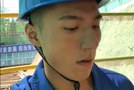 工地搬砖小哥因颜值高火了，从侧面看，他的鼻子也太大太挺了！-大壹博客